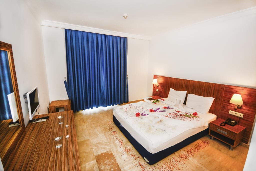 Club Blue White All Inclusive Тургутрейс Экстерьер фото