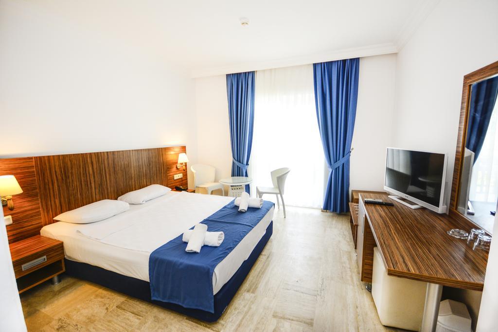 Club Blue White All Inclusive Тургутрейс Экстерьер фото