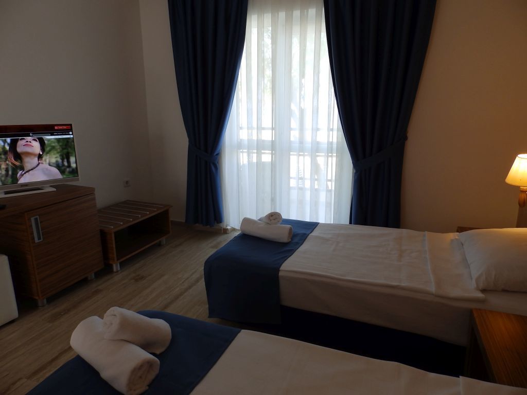 Club Blue White All Inclusive Тургутрейс Экстерьер фото